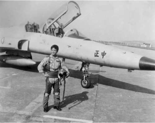 黄植诚驾机庆祝回归祖国大陆